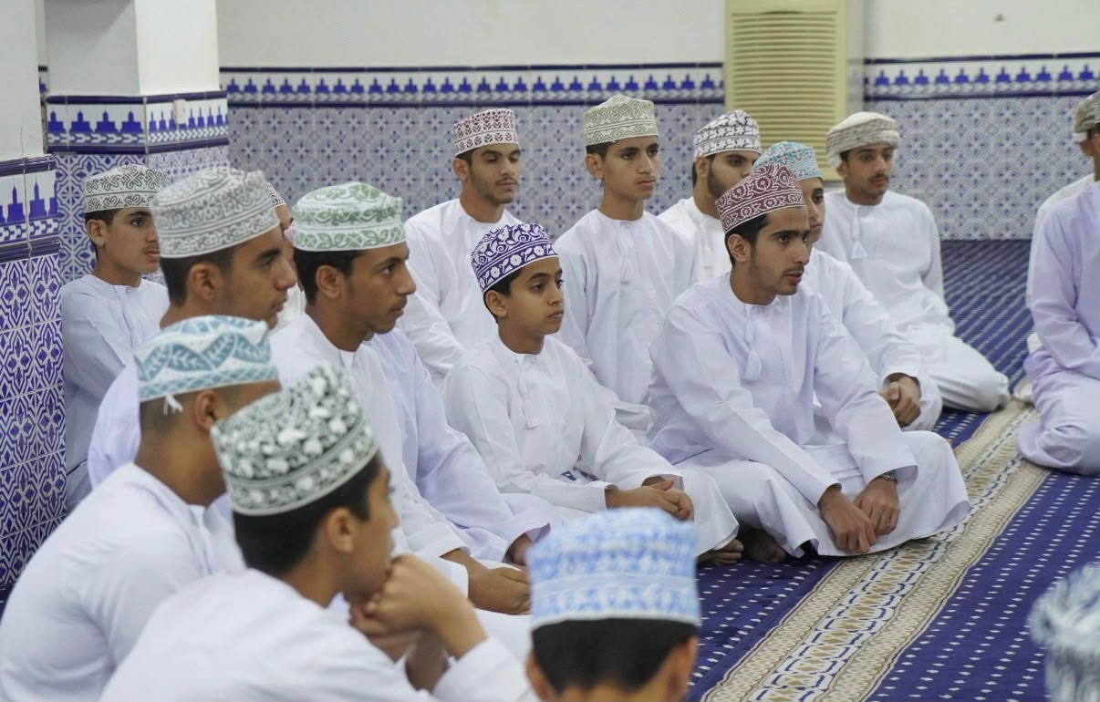 طلاب مدرسة الحبر في حلقة قرآنية
